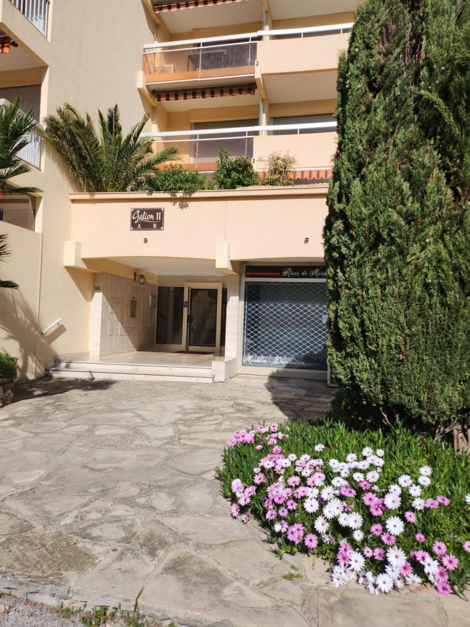 Apartment De *